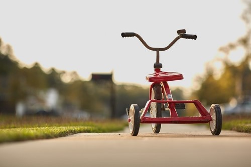 Use hard rubber cord to replace children's bike wheels